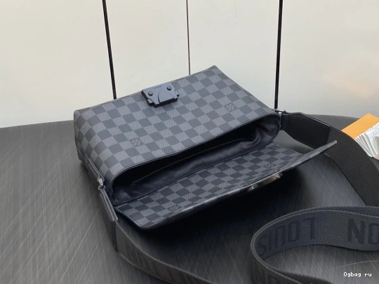 LOUIS S-Cape VUITTON Messenger 0822